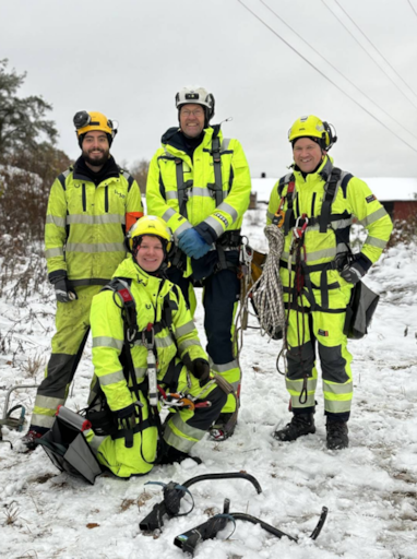 Gruppebilde av fire montører i Lede ute om vinteren i vernetøy.