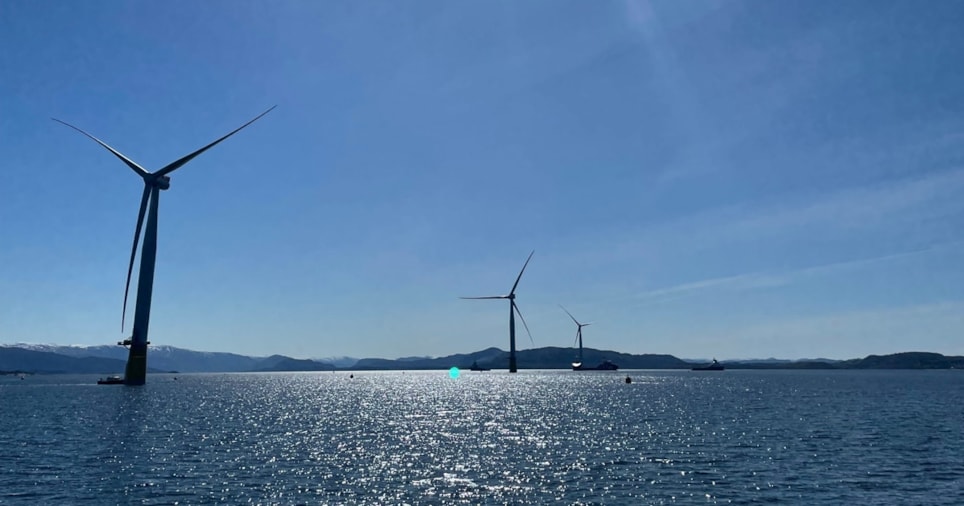 Turbinene til Equinors prosjekt Hywind Tampen. Her utenfor Gulen i Vestland, før de ble slept ut i Nordsjøen. Mai 2023.